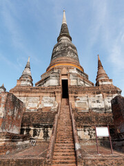 Fototapeta premium ワット・ヤイチャイモンコンの仏塔と仏像