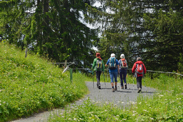 wanderer im kleinwalsertal