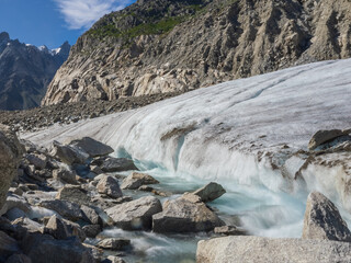 Río sobre glaciar en los Alpes 