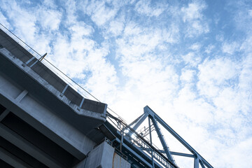 高架の下から見上げた青空