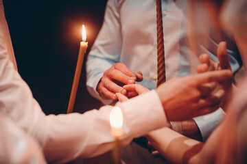 Obraz na płótnie Canvas bride and groom holding rings