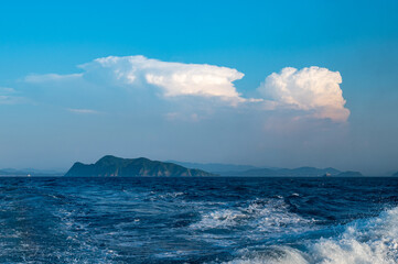 海から見る夏の地の島と入道雲