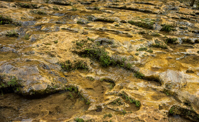 rocas entre ríos