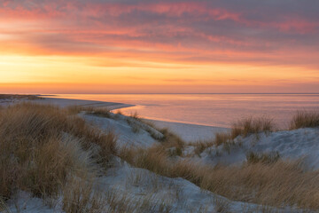 Romantischer Strand auf Sylt mit D&uuml;nengras, Sand und einem dramatischen Himmel direkt nach Sonnenuntergang