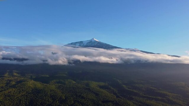 Verschneiter Teide auf Teneriffa