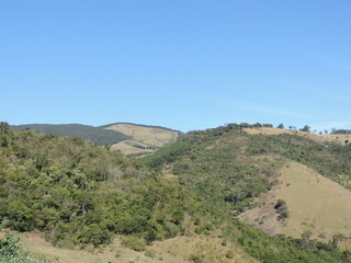 A região montanhosa que se espalha pelos estados de Minas Gerais, Rio de Janeiro e São Paulo é lar de inúmeras cachoeiras e formações rochosas, que compõem três dos maiores picos do país.