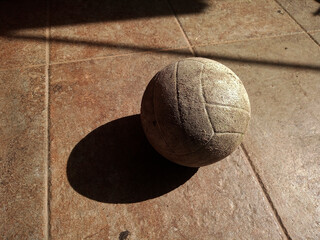 Balon viejo de voleibol © LuisEderAldair