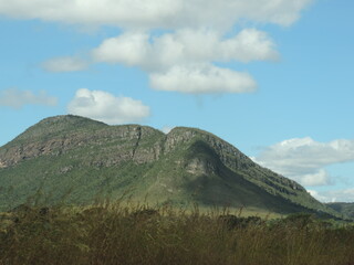 Morro da Baleia a 1.500 metros de altitude, a formação rochosa em quartzito descortina vista panorâmica do parque na Chapada dos Veadeiros.