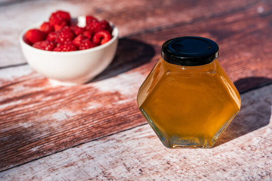 Mi&oacute;d malinowy w ładnym słoiku. Mi&oacute;d z malinami. Maliny i mi&oacute;d. Eko mi&oacute;d. Mi&oacute;d w słoiku. Mi&oacute;d na prezent. Prezentowy słoik miodu. Hexagon. Malinowy   deser. Płynny mi&oacute;d pszczeli