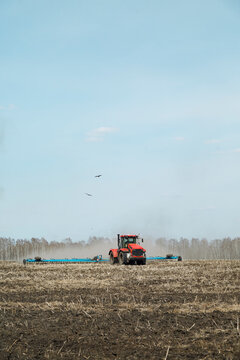 Agricultural field cultivating process by tractor