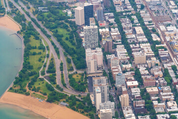 Fototapeta premium Aerial view of Chicago featuring the Edgewater Neighborhood just off of Lake Michigan and the Lakeshore expressway 