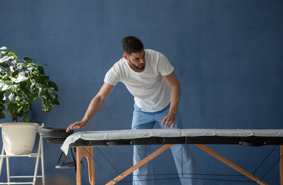 Masseur covering table with clean sheet