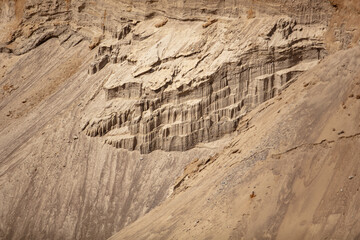Wyrobisko kopalni piasku z widocznymi warstwami złóż