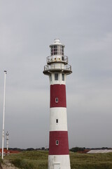 Phare en bord de mer dans la réserve naturelle De Ijzermonding à Nieuwport en Belgique