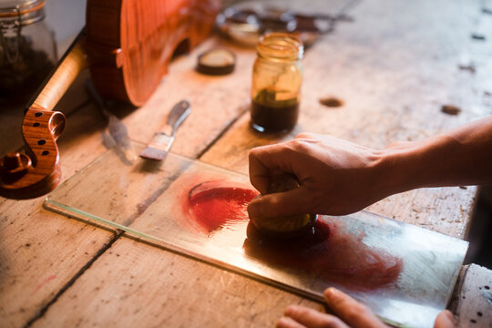 Preparating pigmentation process for a violin
