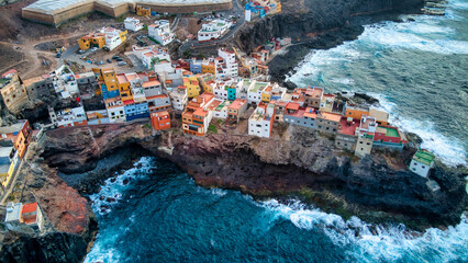 Tomas aéreas del barrio de Caleta de Arriba en Gran Canaria. Dron - obrazy, fototapety, plakaty
