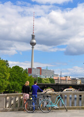 Pareja disfrutando de las vistas de Berlin