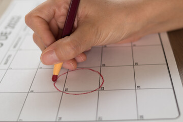 Marcar con un círculo el día de la quincena en un calendario 