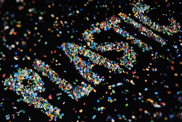 Plastik PLASTIC Kunststoff Mikroplastik Teilchen Partikel Schrift Wort Buchstaben Haufen