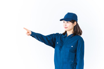 安全確認をする作業服を着た女性