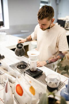 The process of brewing a coffee funnel in a coffee shop