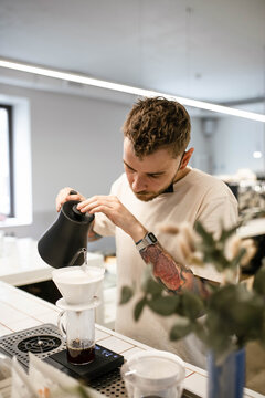 The process of alternative brewing of coffee through a funnel 