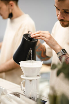 The process of alternative brewing of coffee through a funnel 