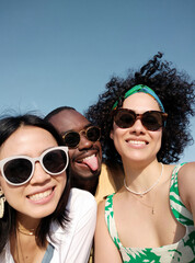 Naklejka premium Selfie of happy friends enjoying in summer