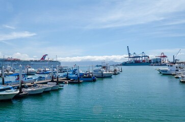 Hermoso cielo azul en el Malecón y puerto de Ensenada, Baja California, México.
Beautiful blue sky over the Malecon and port of Ensenada, Baja California, Mexico