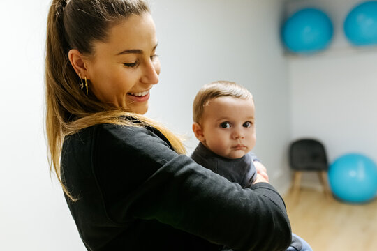 Mother and baby attending a postpartum recovery class
