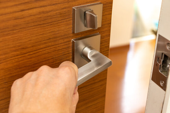 ノブを握ってドアを開ける