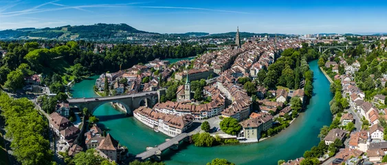 Fotobehang Oud gebouw Stad Bern in Zwitserland van bovenaf - de luchtfoto van de hoofdstad