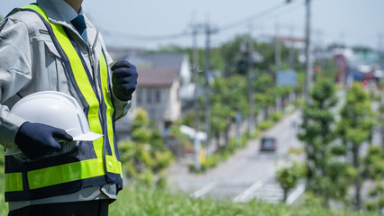 安全ベストを着た作業服姿の男性｜建設業・警備員・ガードマン　イメージ
