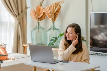 Entrepreneur airpods laptop