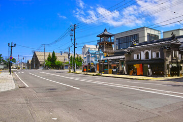 Fototapeta na wymiar 小樽の街並み。日銀通りから小樽運河方向の色内１丁目交差点の景観 