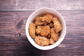 top view of Crispy fried chicken in a bowl 