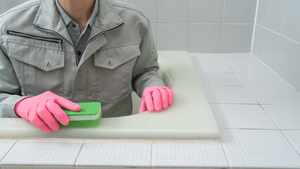 風呂場の清掃作業｜ハウスクリーニング・家事代行サービス　イメージ