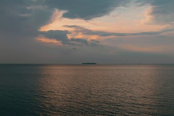 Obraz na płótnie Canvas sunset on the sea