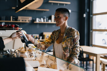 employee taking payment from customer