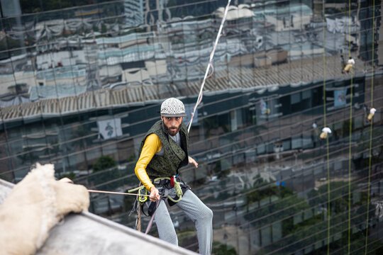 Man doing slackline between two buildings