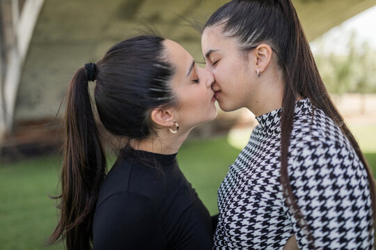young lesbian couple together in a city park