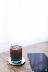 アイスコーヒーとタブレット