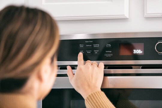 Kitchen: Setting Time On Microwave