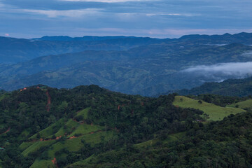 Fototapeta na wymiar sunrise in the green mountains of Costa Rica