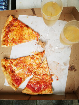 Mobile Image of Pizza and Champagne