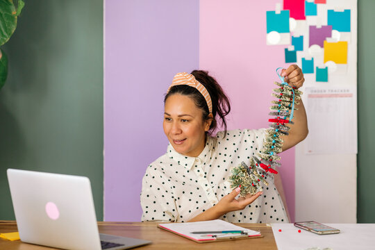 Blogger crafter woman selling money lei online