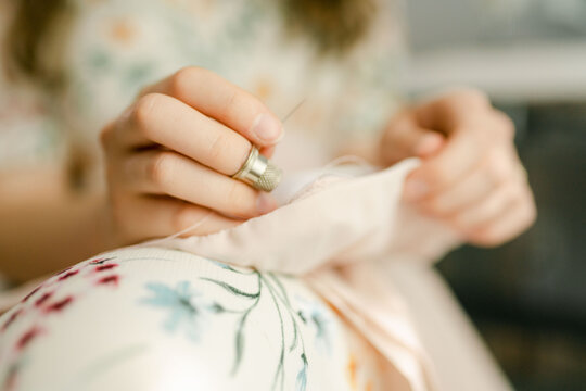 hand with thimble sewing