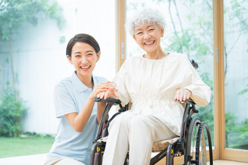 話をする介護職員とシニア女性
