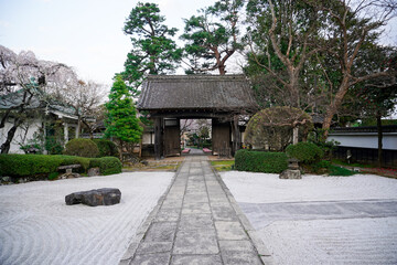 寺院の門と枯山水の庭園