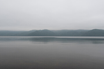 霧の屈斜路湖